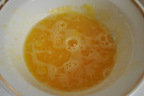 Яичные желтки взбить с сахаром и солью